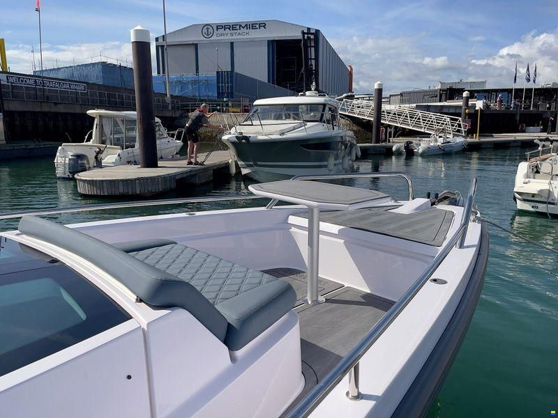 Axopar 37XC Cross Cabin
