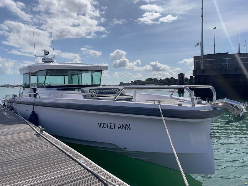Axopar 37XC Cross Cabin