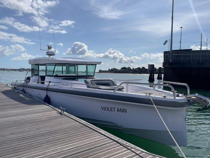 Axopar 37XC Cross Cabin