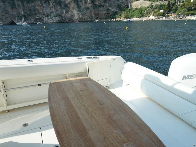 Boston Whaler 370 Outrage