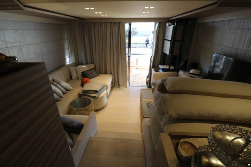 Ferretti Yachts 670