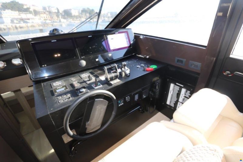 Ferretti Yachts 670