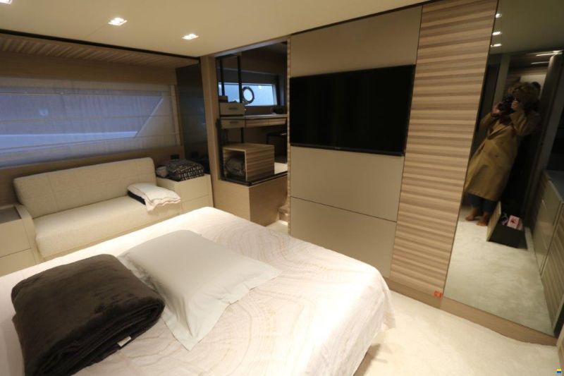 Ferretti Yachts 670