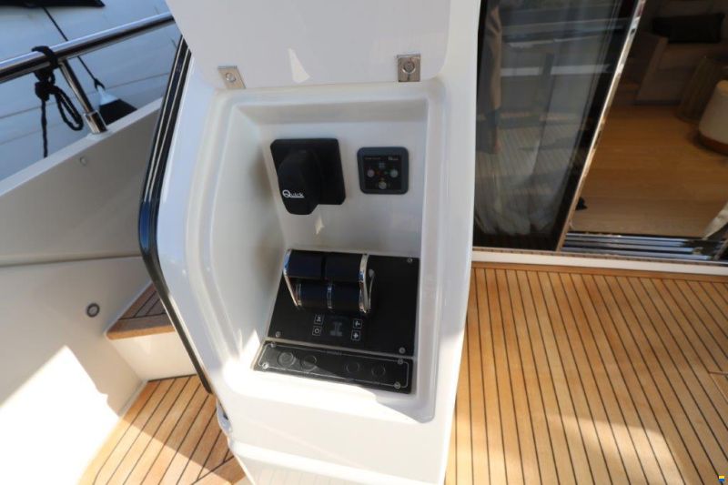 Ferretti Yachts 670