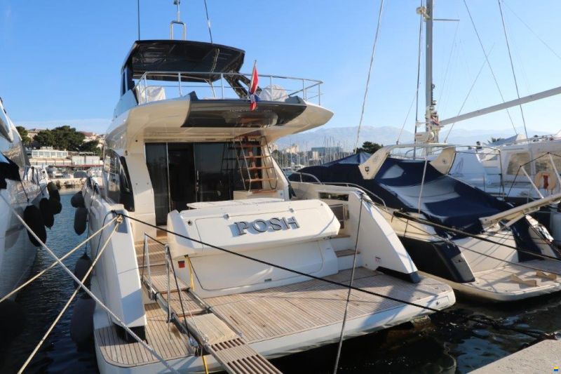 Ferretti Yachts 670