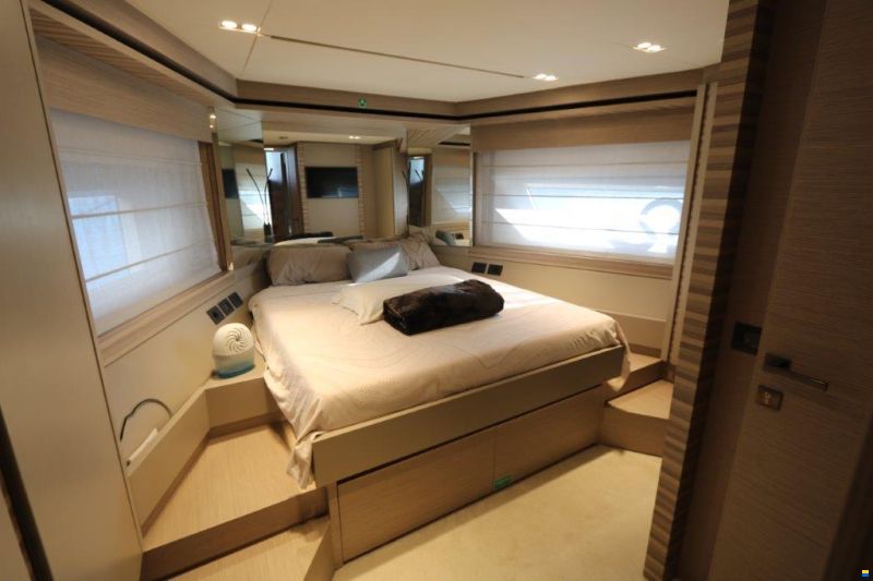 Ferretti Yachts 670