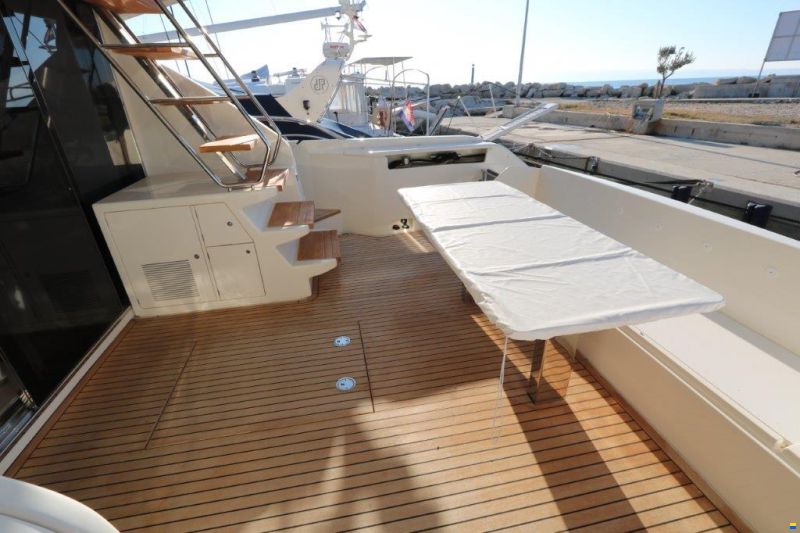 Ferretti Yachts 670