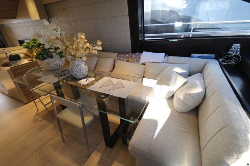 Ferretti Yachts 670