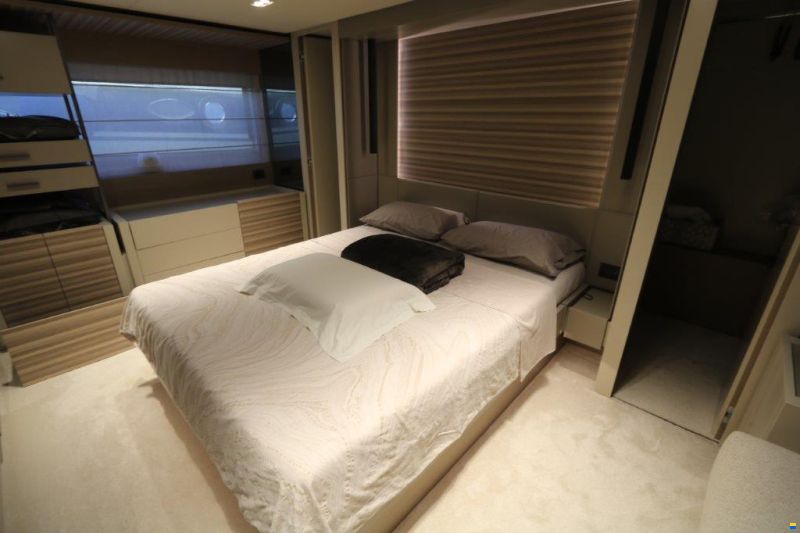 Ferretti Yachts 670