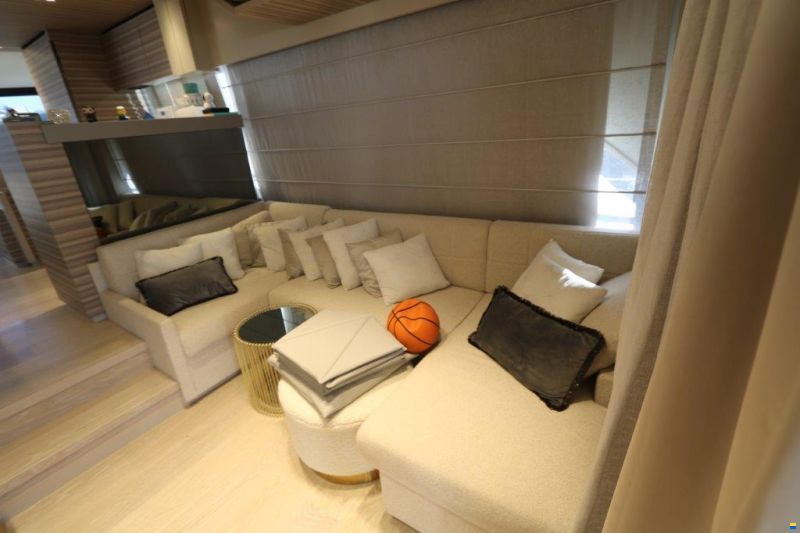Ferretti Yachts 670