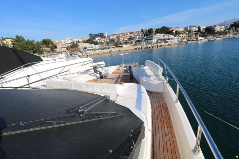 Ferretti Yachts 670
