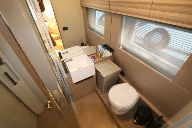 Ferretti Yachts 670