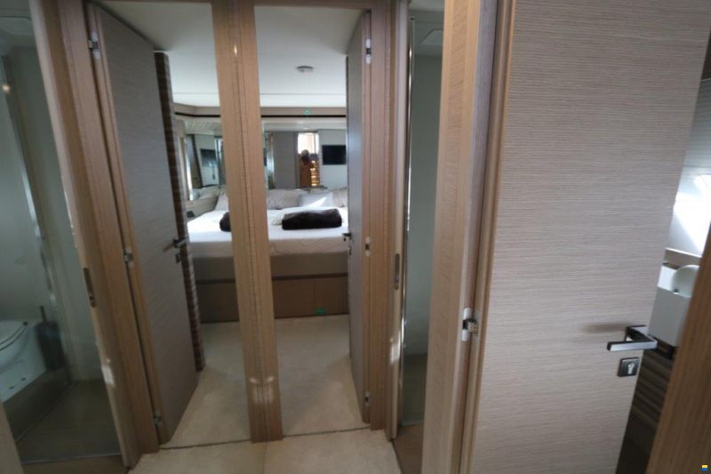 Ferretti Yachts 670
