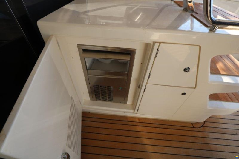 Ferretti Yachts 670
