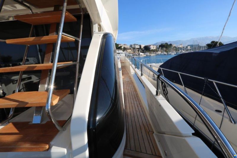 Ferretti Yachts 670