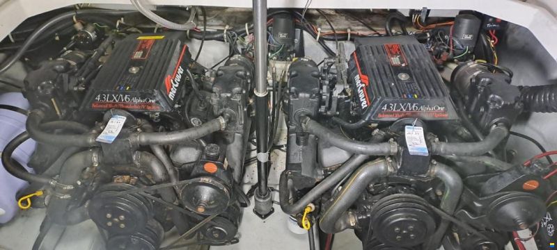 Regal COMMODORE 272 KAJÜTBOOT