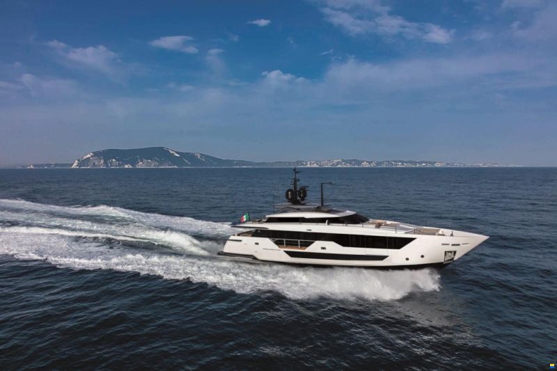 Ferretti Custom Line CL 106