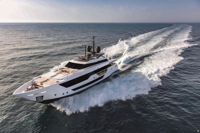 Ferretti Custom Line CL 106