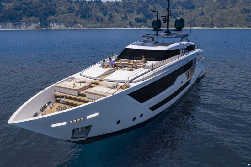 Ferretti Custom Line CL 106