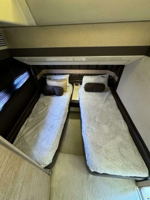 Azimut Flybridge 64