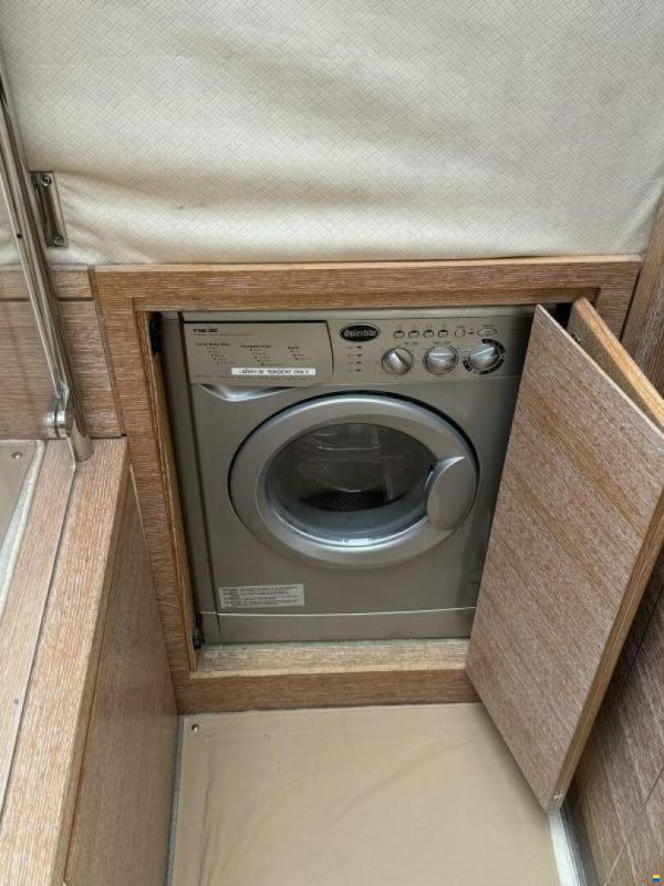 Azimut Flybridge 64