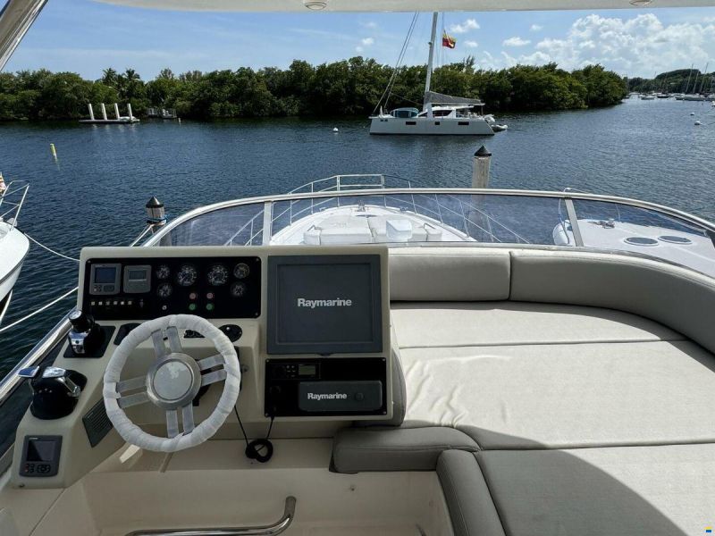 Azimut Flybridge 64