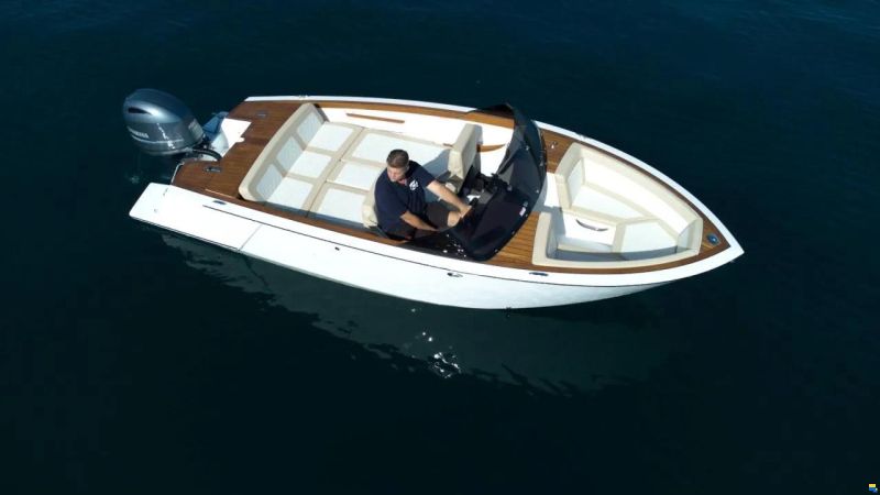 Flying Shark 5.7 Bowrider