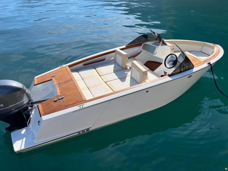 Flying Shark 5.7 Bowrider