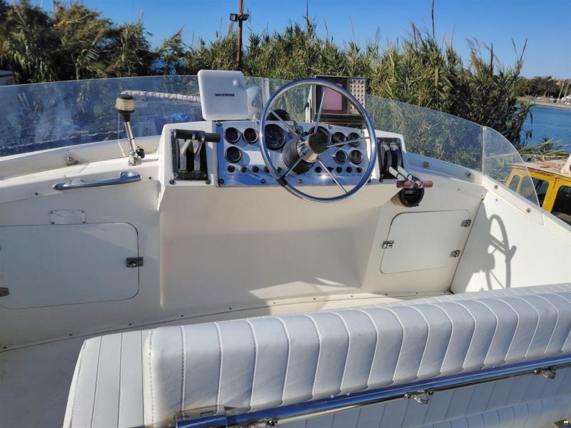 Bertram Yacht 28' Fbc