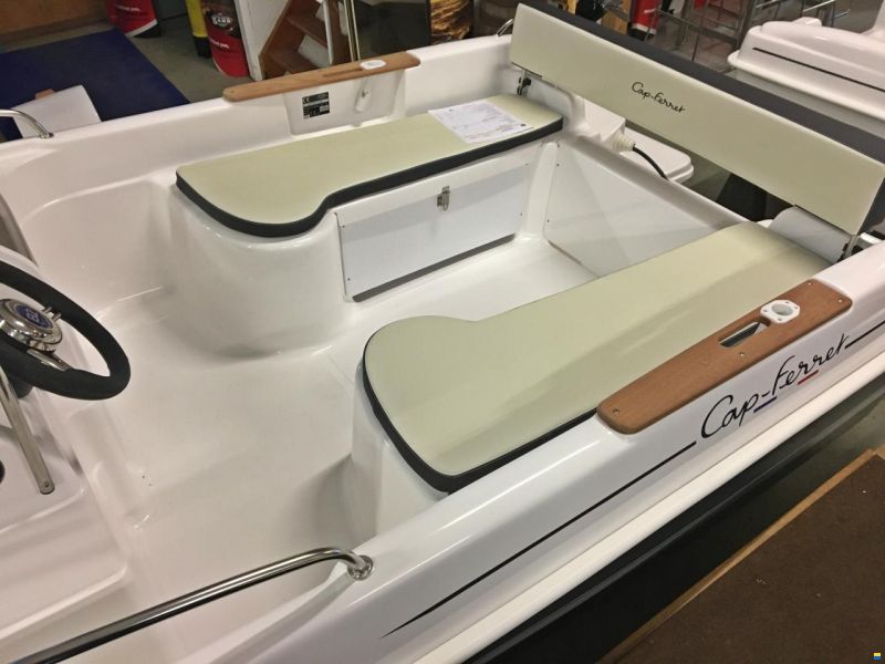 B2 Marine Cap Ferret 472 Open