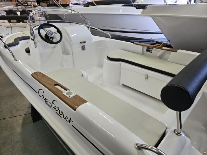 B2 Marine Cap Ferret 472 Open