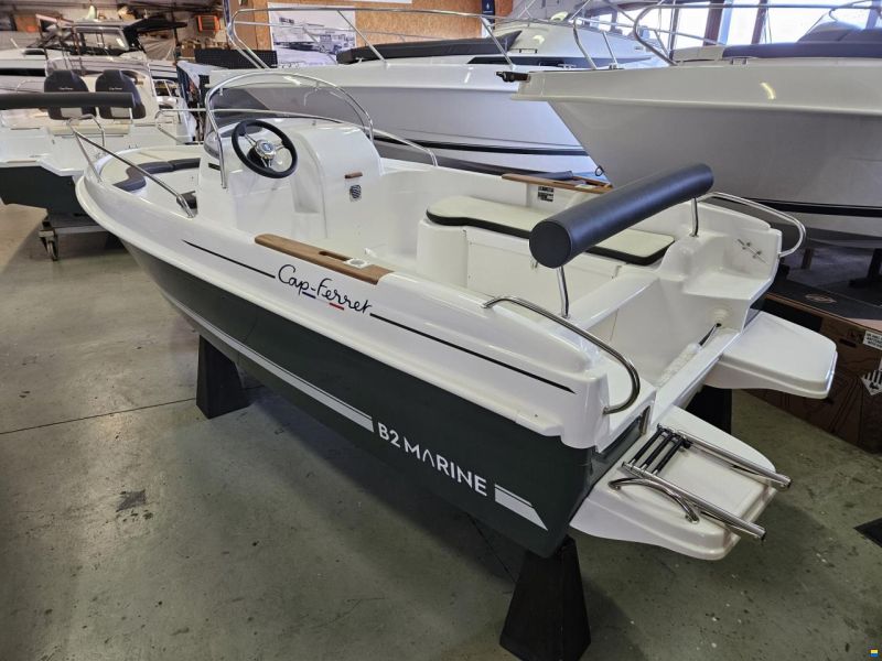 B2 Marine Cap Ferret 472 Open