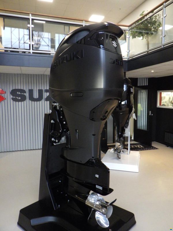 Suzuki DF 350 AMD Stealth line
