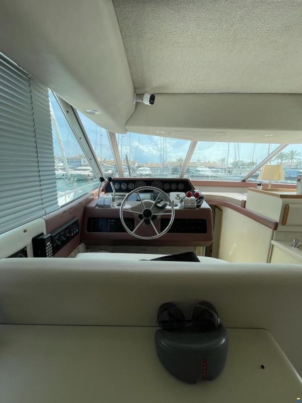 Sea Ray 500 Sedan