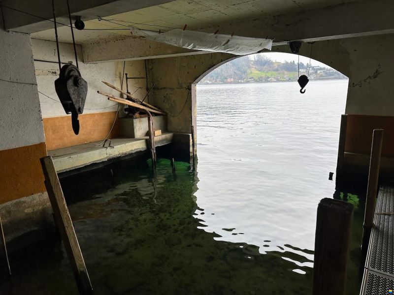 Bootshaus mit Krananlage