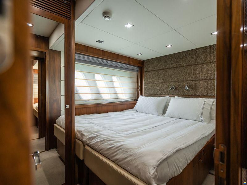 Sunseeker 90 Yacht