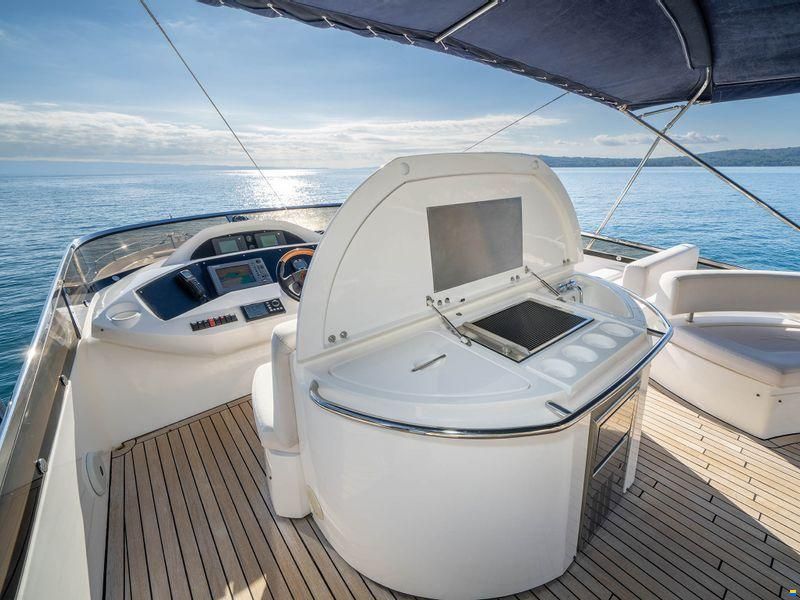 Sunseeker 82 Yacht