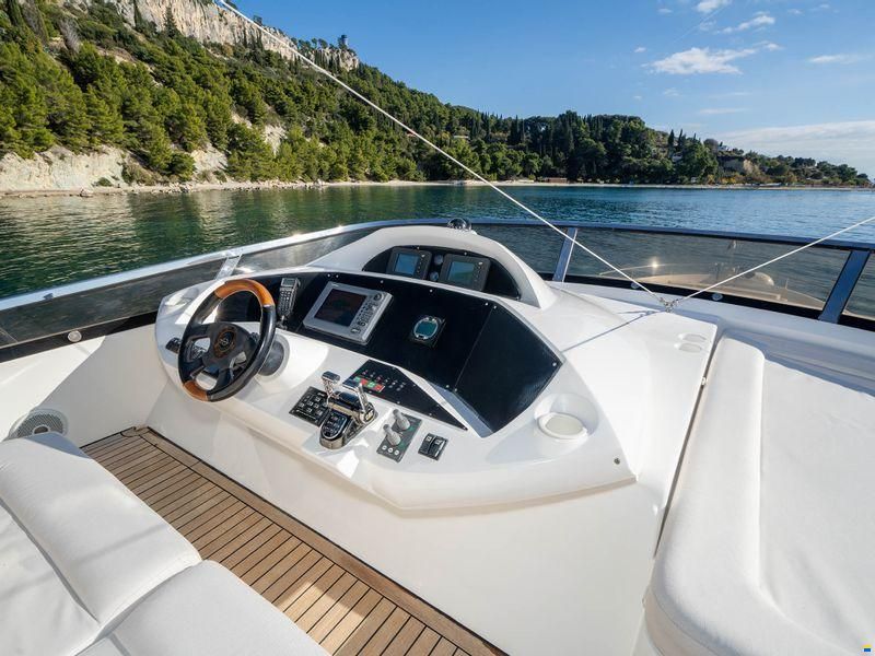 Sunseeker 82 Yacht