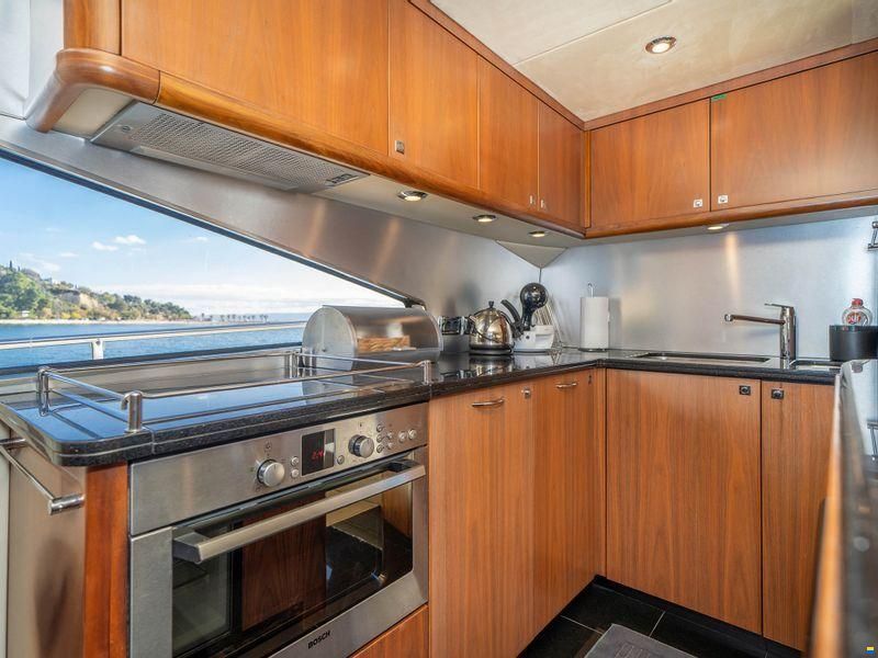 Sunseeker 82 Yacht