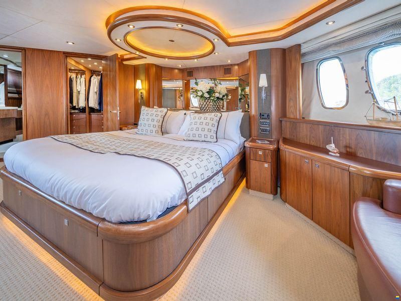 Sunseeker 82 Yacht