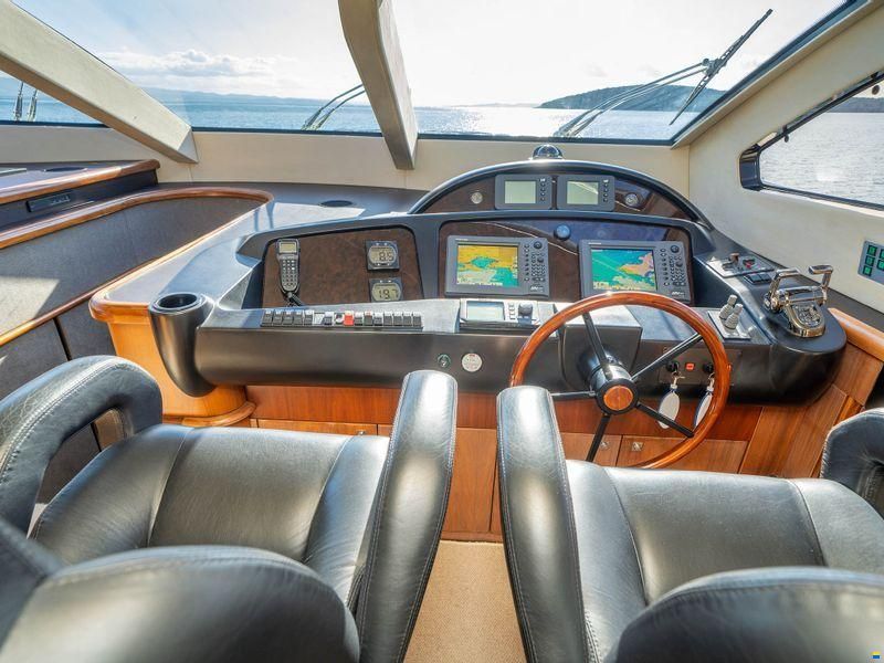 Sunseeker 82 Yacht