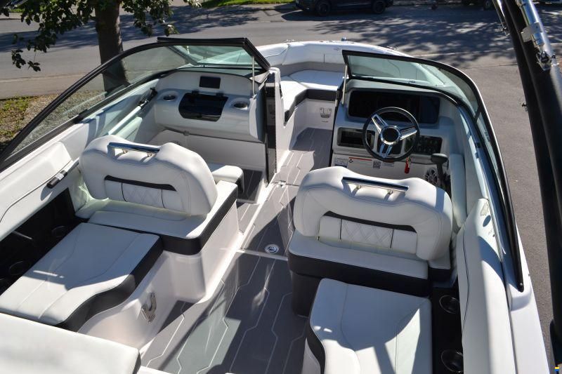 Regal LS2 Sportboot