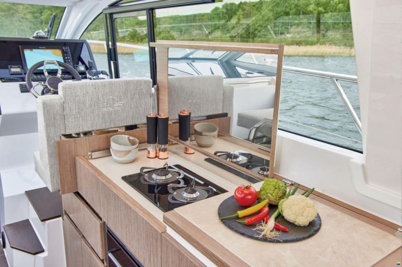 Sealine C335