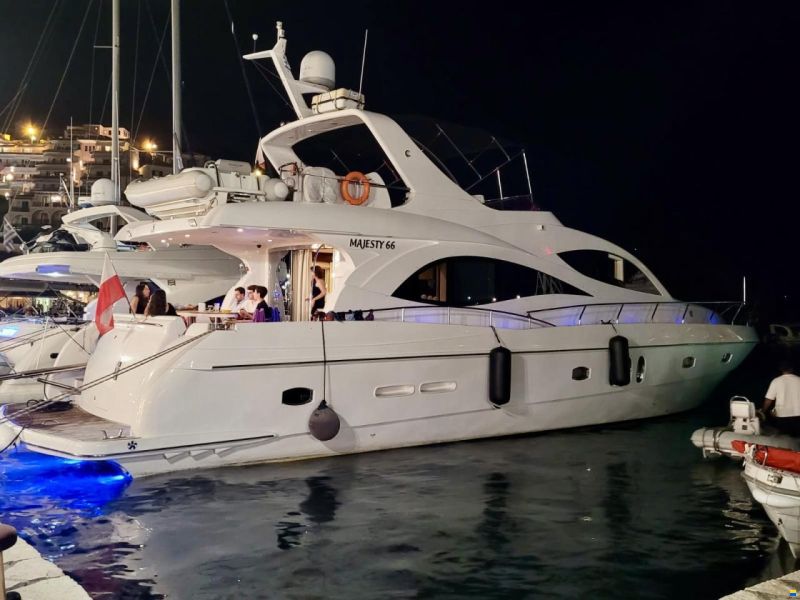 Majesty Yachts Majesty 66 Flybridge