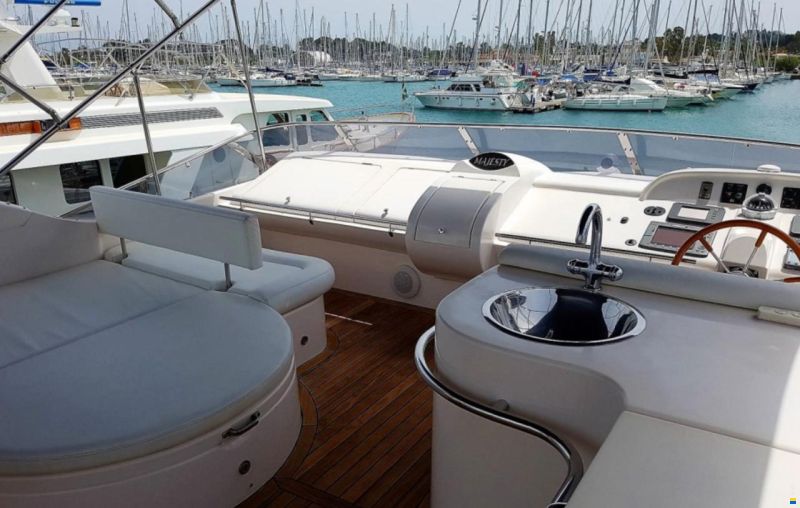 Majesty Yachts Majesty 66 Flybridge