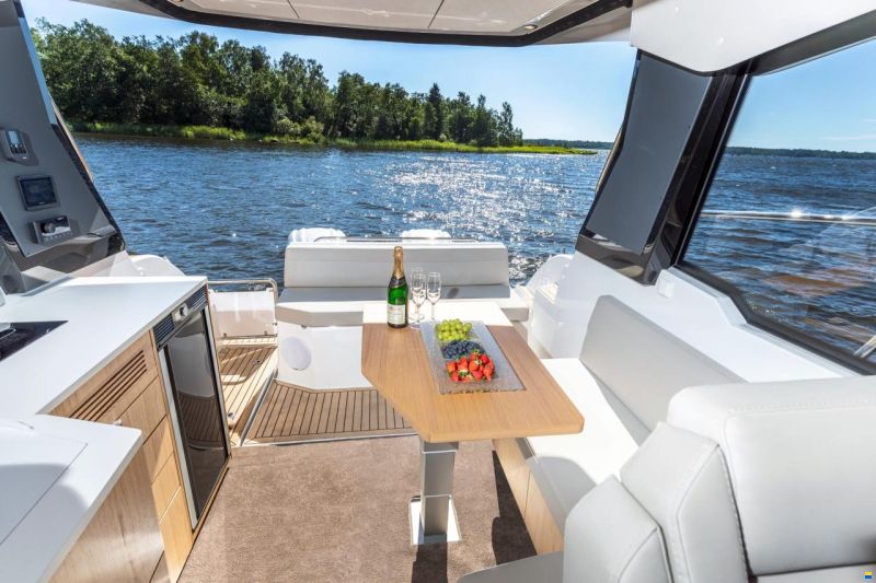 Grandezza 30 Outboard