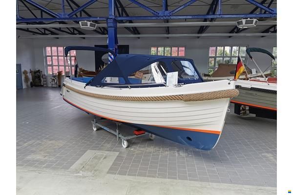 Interboat DE Intender 700 (2022)