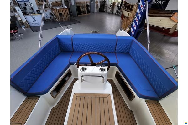 Interboat DE Intender 700 (2022)