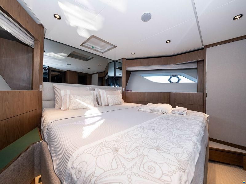 Ferretti 780