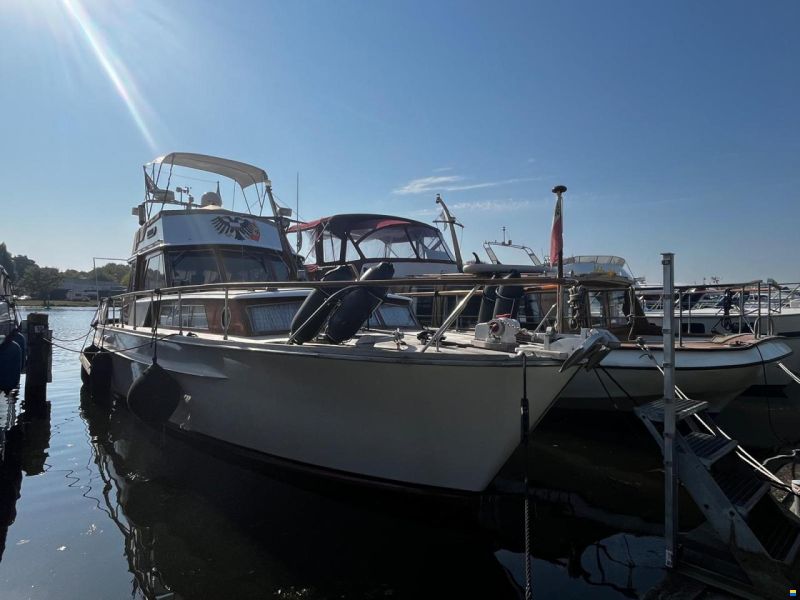 Vertens Motoryacht mit Flybridge